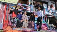 Keindahan bisa hadirkan kebahagiaan. Bentuk rumah, ukuran gang, ataupun gardu ronda bisa saja sama, tak berubah. Tapi begitu warna berubah, warna-warni dihadirkan, mendadak suasana kampung jadi berubah. tulis Anies di keterangan gambar yang diunggahnya, Rabu (21/3/2018).