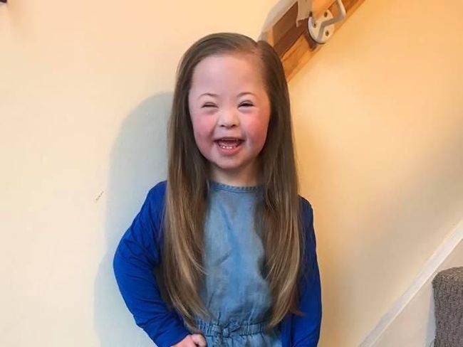 Gadis Ini Ajak Pakai Kaus Kaki Aneh di Hari Down Syndrome