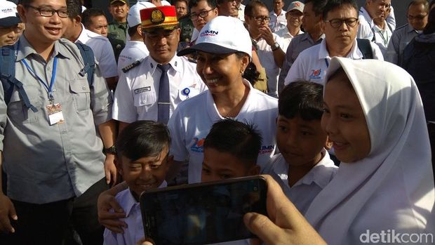 Rini Bertemu Warga di Lokasi Proyek Kereta Cepat JKT-BDG