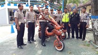 Motor kayu buatan warga Jember ini sempat ditilang Polantas Bojonegoro. Motor terlalu menyerupai pohon. Foto: Ainur Rofiq