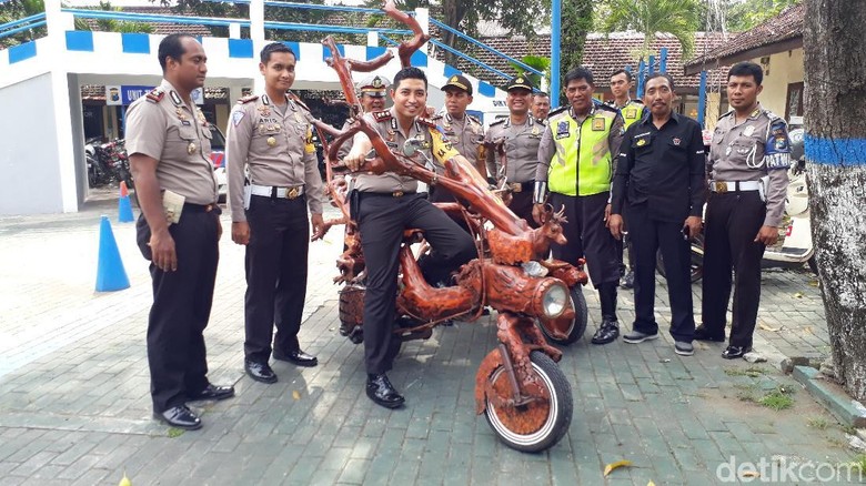 Kendarai Vespa Pohon, Warga Jember Ditilang Polantas Bojonegoro Kendarai Vespa Pohon, Warga Jember Ditilang Polantas Bojonegoro