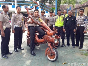 Vespa Unik Berbentuk Pohon, Keren Sih, Tapi Ditilang Polisi
