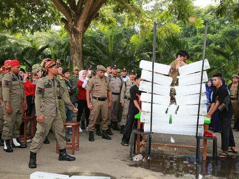 Simulasi kemampuan Satpol PP Banyuwangi di peringatan HUT Satpol PP. (Foto: Ardian Fanani)