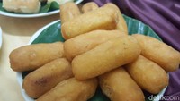 Mirip combro, Sabongi Sabongi, terbuat dari singkong yang diparut halus. Isiannya potongan pisang yang manis dan digoreng hingga kuning keemasan. Foto: detikfood