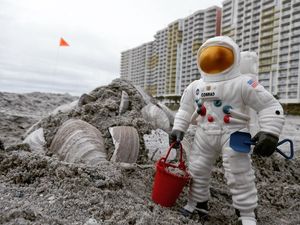 Astronot Mini Jalan-jalan Keliling Amerika