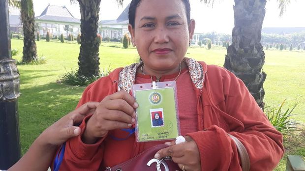 Salah satu PKL yang menolak relokasi di Alun-alun Mejayan. (Foto: Sugeng Harianto)