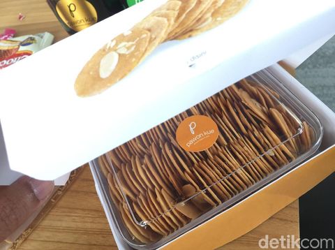 Almond Crispy buatan Irul. 