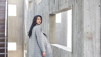 Ngemil sepotong kue, Seolhyun memasang tampang yang galak. Wah takut makanannya diminta sama orang ya? Btw, selamat liburan di Bali Seolhyun. Foto: dok. Instagram