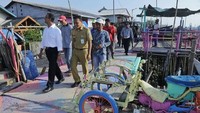 Bagi yang akan menyeberang ke Kep. Seribu melalui dermaga Muara Kamal, silakan mampir ke Kampung Pelangi ini. Sapa mereka, apresiasi karyanya. Dari tangan terampil mereka dan kerja keras para nelayan di kampung ini, warga Jakarta memperoleh ikan. Kini tangan terampil mereka hadirkan seni dan keindahan. Salut! ungkap Anies.