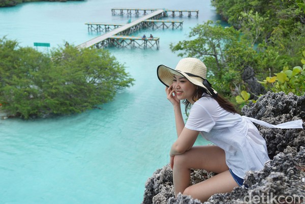 Saat sedang asyik memotret, tiba-tiba datang wanita cantik ini. Namanya Kiki. Dia berprofesi sebagai seorang pramugari di salah satu maskapai. (Wahyu/detikTravel)