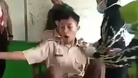 Dengan berlogat Jawa, siswa tersebut terus-menerus berteriak meminta pertolongan. Foto: Instagram