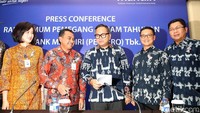 Direktur Utama Bank Mandiri Kartika Wirjoatmodjo (tengah) Direktur Ahmad Siddik Badruddin (dua kanan), Direktur Darmawan Djunaidi (kanan), Direktur Agus Dwi Handaya (dua kiri), dan Direktur Alexandra Askandar (kiri) sedang berbincang usai RUPST di Plaza Mandiri Jakarta, Senin (21/3/2018).