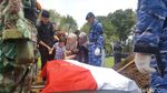 Foto: Tangis Haru Keluarga di Pemakaman Pilot Hanafie
