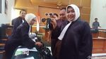 Foto: Pameran Kacamata Anniesa Hasibuan di Sidang First Travel