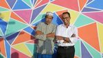 Gaya Anies Foto Bareng Warga di Kampung Nelayan Warna-Warni