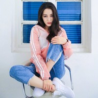 Dilraba juga terlihat memukau saat mengenakan track jaket pink yang dipadukan dengan jeans dan sneaker putih. Foto: Instagram