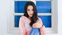 Sebelum jadi model top, Dilraba Dilmurat sempat menjadi seorang SPG. Dok. Instagram