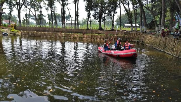 Wahana perahu dayung juga ada di Kampung Tebu. (Foto: Andhika Dwi)