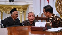 Dalam pertemuan itu, Nyak Sandang pun mengutarakan beberapa permohonan kepada Presiden. Salah satunya mengenai bantuan untuk operasi katarak. (Foto: Laily Rachev-Biro Pers Serpres)