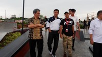 Menpora tiba dengan didampingi Managing Director President Office Sinar Mas Land Dhony Rahajoe (kanan) dan Charlie pelatih tim nasional Skateboard Indonesia (kiri). Foto: Sinarmas