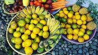 Saat ingin mengajar hypnotherapy di Puncak, ini bekal buah Hughes. Ia menyantap pisang, jeruk, nanas dan aneka sayuran segar. Foto: Instagram hughes.dewi