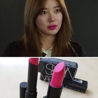 Anda yang suka warna lipstik lebih terang bisa mencoba NARS Schiap Lipstick. Lipstik bernuansa fuschia itu dipakai Yoon Eun Hye dalam drama Missing You. Foto: Istimewa
