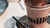 Baby latte, minuman andalan di kafe ini, dilengkapi dengan 1 skop es krim vanili. Kalau mau pekat, espressonya bisa ditambah.Foto: Instagram: oneinamillion_seoul