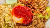 Tak hanya enak untuk sarapan, nasi kuning ini juga bisa buat makan siang. Irisan telur dadar tipis, tempe, teri hingga telur balado yang nikmat dimakan dengan kerupuk. Foto: Instagram @sydhikdeanlimargana.
