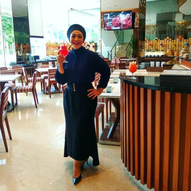 Dewi Hughes menyebut pola makan yang dijalaninya sebagai Diet Kenyang. Ia tetap bisa makan sedikitnya dua jam sekali tanpa menambah berat badan dan kalori yang tak penting. Karena saya doyan makan. Jadi bagaimana caranya bisa diet tapi hati saya selalu bahagia, tuturnya. Foto: Instagram hughes.dewi