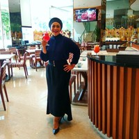 Dewi Hughes menyebut pola makan yang dijalaninya sebagai Diet Kenyang. Ia tetap bisa makan sedikitnya dua jam sekali tanpa menambah berat badan dan kalori yang tak penting. Karena saya doyan makan. Jadi bagaimana caranya bisa diet tapi hati saya selalu bahagia, tuturnya. Foto: Instagram hughes.dewi