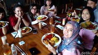 Yuk tunjukkan dulu santapan makan siang hari ini. Steak dengan limpahan saus, kentang dan mix vegetable sudah siap dimakan. Foto: Devi S. Lestari / detikFood