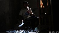 Kawasan Pasireurih, Kab Bogor, menjadi salah satu sentra produksi sepatu rumahan. Yuk kita lihat proses produksinya.