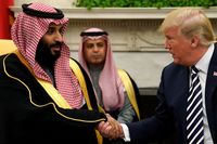 Pangeran Arab Mohammed bin Salman dan Presiden AS Donald Trump berjabat tangan saat bertemu di Washington beberapa bulan lalu