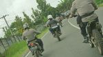 Berjaket Kulit, Rini Soemarno Dibonceng Polisi Pakai Motor Trail