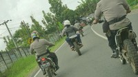 Rini dibonceng polisi dan rombongan menggunakan motor trail. Foto: Dok: KCIC
