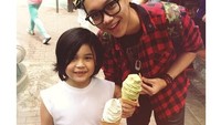 Duh, makan es krim cone bersama sang adik. Berbeda dengan adiknya yang memilih es krim vanilla, Brandon justru memilih es krim rasa matcha. Foto: Instagram @brandonsalim