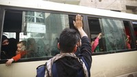 Ia melambaikan tangan saat bus yang membawa keluarganya mulai bergerak. REUTERS/Bassam Khabieh.