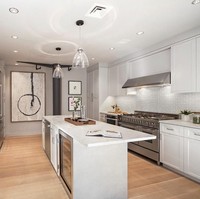 Dapur luas yang dilengkapi peralatan masak high end. Serba putih dengan sentuhan metal silver yang berkesan sangat modern. Foto: Dok. Stribling Marketing Associates