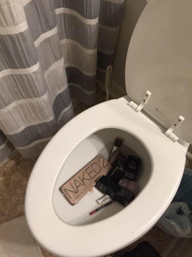 Gara-gara bikin kesal pasangan, wanita ini harus merasakan sedihnya saat makeup hampir terbuang sia-sia. Foto: Twitter