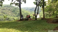 Foto: Situs ini berada di dataran tinggi, hingga dari sini kita bisa melihat pemandangan pegunungan dan sungai yang indah. Cocok untuk berfoto-foto maupun istirahat menghilangkan kepenatan. (Dadang Hermansyah/detikTravel)
