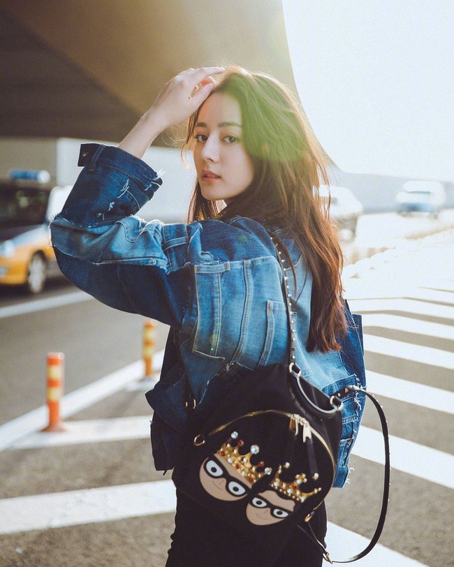 Gaya Dilraba mengenakan jaket denim. Foto: Instagram