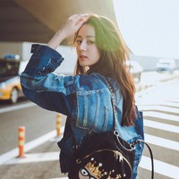 Gaya Dilraba mengenakan jaket denim. Foto: Instagram