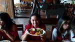 Ini Keseruan Yohanna dan Teman-teman Saat DiTraktir Detikcom