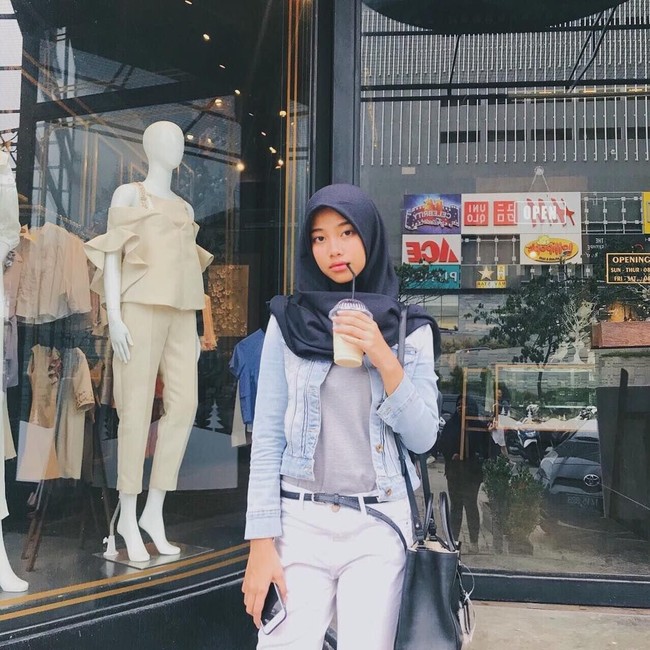Putri sulung Opick itu sering tampil mengenakan hijab segi empat yang dipakai secara sederhana. Wajahnya yang manis, membuat tampilan tersebut menuai banyak pujian dari teman-temannya. Foto: Instagram/Ghaniyasalma
