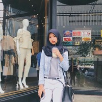Putri sulung Opick itu sering tampil mengenakan hijab segi empat yang dipakai secara sederhana. Wajahnya yang manis, membuat tampilan tersebut menuai banyak pujian dari teman-temannya. Foto: Instagram/Ghaniyasalma