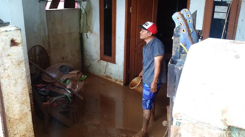 8,7 Ton Beras Disalurkan ke Korban Banjir Bandang Bandung 8,7 Ton Beras Disalurkan ke Korban Banjir Bandang Bandung