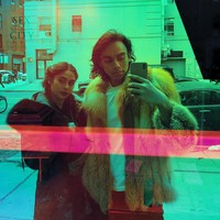 Nama putra bungsu Ketua MPR Zulkifli Hasan, Rafi Haikal, lagi jadi perbincangan setelah artis Valerie Thomas menyebutnya sebagai sang kekasih. Sejoli ini tampak serasi terutama bila dinilai dari selera gaya. Keduanya sama-sama modis. (Foto: Instagram)