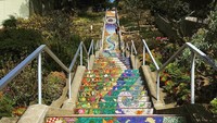 Namun pada Januari 2003, San Francisco Park Trust mensponsori seniman Aileen Barr dan Colette Crutcher untuk mengerjakan proyek tangga mosaik ini. (kgao510/Instagram)