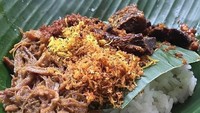 Di Bandung, ada nasi Krawu enak yang disajikan dengan daging suwir, paru goreng crispy dan serundeng serta sambal. Foto: Instagram @kuliner_bandung