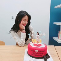 Pada Junuari lalu, Seol berulang tahun ke 23 (24 tahun untuk orang Korea). Ini menjadi momen yang membahagiakan. Seol pun diberikan kue oleh fans AOA di Hong Kong.  Foto: dok. Instagram